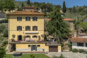 Villa di 492 m² con più di 5 locali e box auto a C