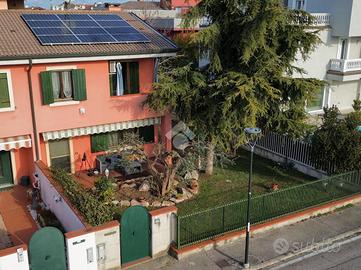 VILLA A SCHIERA D'ANGOLO A SONA