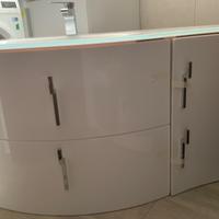 Lavabo in vetro temperato e mobile bianco moderno