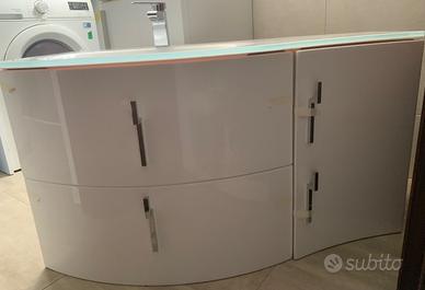 Lavabo in vetro temperato e mobile bianco moderno