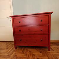 Comó e comodini Ikea HEMNES rossi