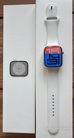 Apple Watch 8 con 45mm cassa alluminio argento