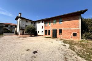 Suggestivo casale storico con ampio parco a Torsa