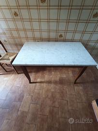 tavolo da cucina con piano in finto marmo