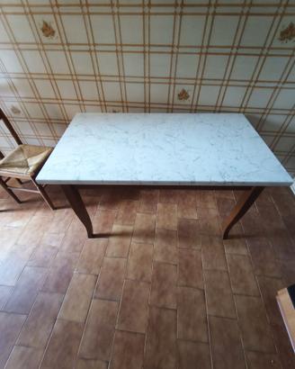 tavolo da cucina con piano in finto marmo