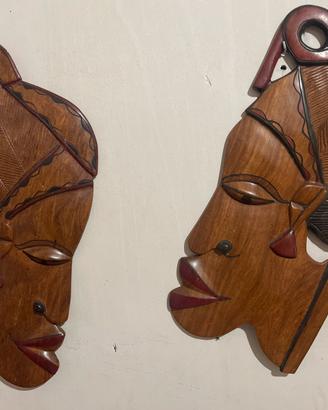 Maschere etniche in legno, lavorate a mano