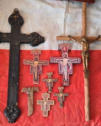 crocefissi primi 900 in vari materiali,si spedizio