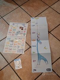 metro da parete Chicco e adesivi animali e numeri