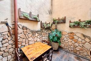 Locale commerciale con scoperto retrostante