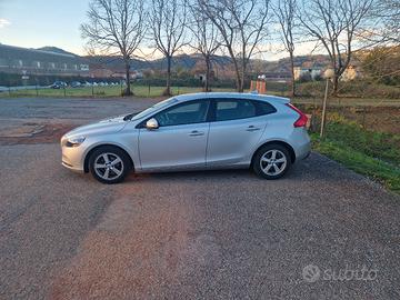 VOLVO V40 D2