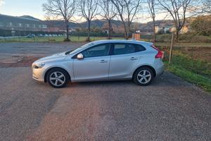 VOLVO V40 D2