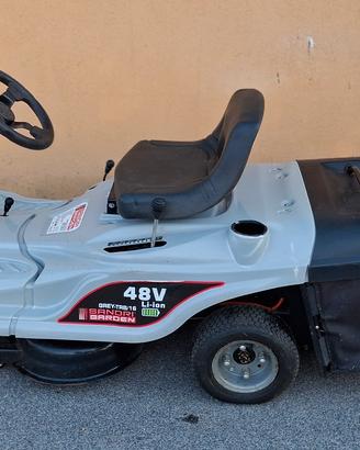 trattorino tagliaerba a batteria