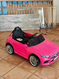 Auto elettrica per bambina. Mercedes fucsia