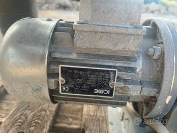 Attuatori con pistone e motori elettrici