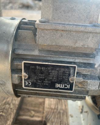 Attuatori con pistone e motori elettrici