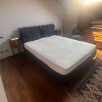 Letto sommier imbottito con testata imbottita