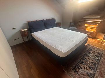 Letto sommier imbottito con testata imbottita