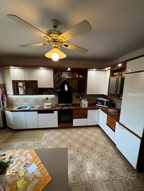 Cucina VENETA CUCINE  con credenza e vetrina