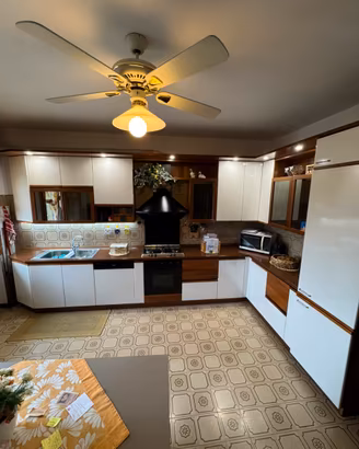 Cucina VENETA CUCINE  con credenza e vetrina