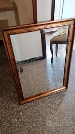 Specchio rettangolare con elegante cornice dorata
