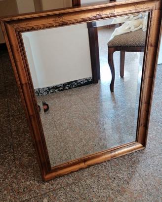 Specchio rettangolare con elegante cornice dorata