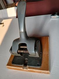 Antico perforatore a leva utilizzato in passato