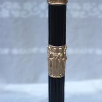 colonna di pietra dipinta a mano 