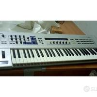 Synth Yamaha CS6X con custodia rigida e manuale.