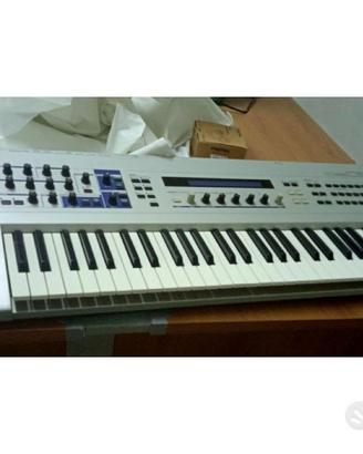 Synth Yamaha CS6X con custodia rigida e manuale.