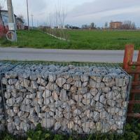 Gabbioni metallici con sassi