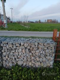Gabbioni metallici con sassi