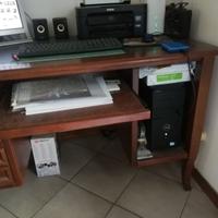 scrivania con cassetti e ripiano estraibile