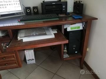 scrivania con cassetti e ripiano estraibile