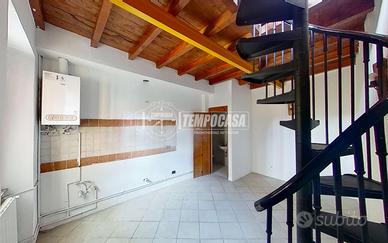 Bilocale indipendente su due livelli con balcone i