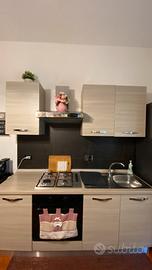 Cucina con elettrodomestici