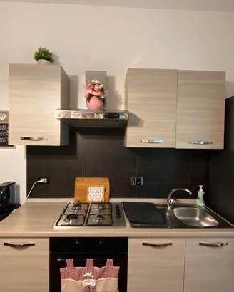 Cucina con elettrodomestici
