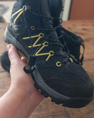 Scarpone nero trekking