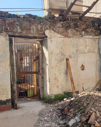 Rudere con giardino borgo-piazza lanza