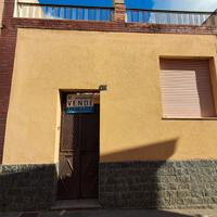 Casa con cortile e ampio terrazzo