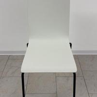 Sedia in legno bianco con gambe nere