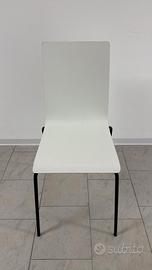 Sedia in legno bianco con gambe nere