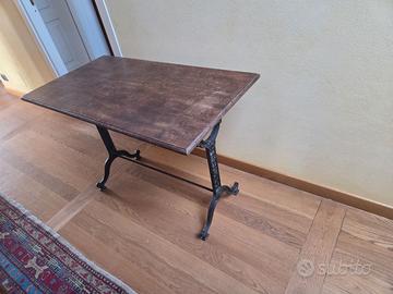 Tavolino con gambe in ferro