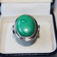 Anello in argento con Cabochon di Malachite