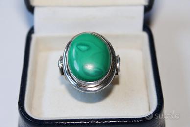 Anello in argento con Cabochon di Malachite
