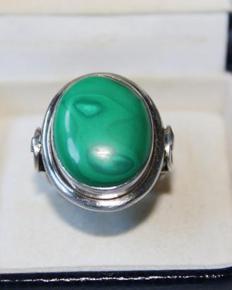 Anello in argento con Cabochon di Malachite