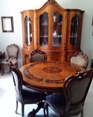 Sala da pranzo classica, legno massello noce nazio