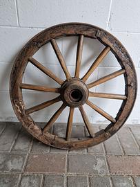 Ruota di carro antica in legno e ferro