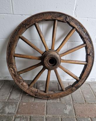 Ruota di carro antica in legno e ferro