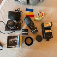 Macchina fotografica Olympus OM 10 con obiettivi