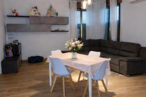 Reggio 2 camere e 2 bagni + doppio garage
